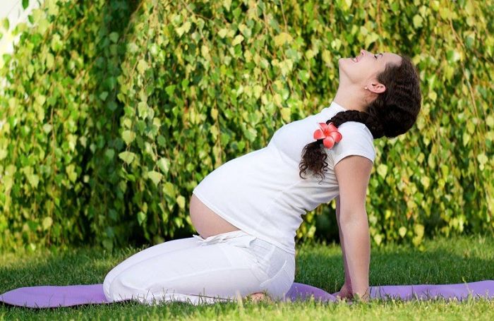 Tại sao em bé gò cứng trong bụng mẹ? Có nguy hiểm không?