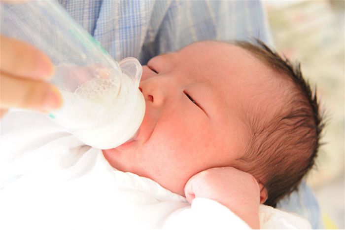 Trẻ sơ sinh bị sôi bụng: Triệu chứng và cách điều trị
