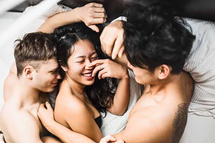 Chơi some là gì? Thú vui quan hệ tập thể có tốt hay không?